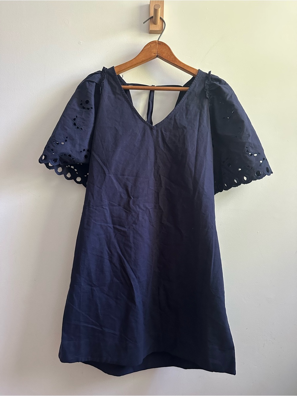 Mello Day NWT Navy Linen Shift Dress with Eyelet Flutter Sleeves, size medium
